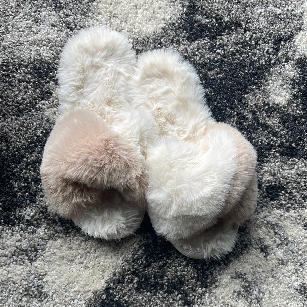 Shiraleah Cream and Tan Fuzzy Slippers size L/XL. 9-11 nwot